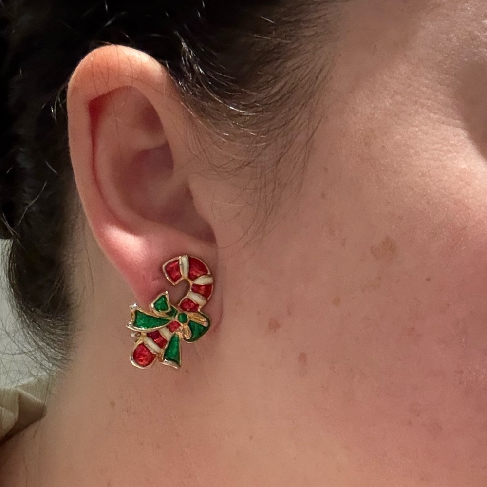 🎄 Enamel Candy Cane Clip-On Earrings – Festive Holiday Jewelry 🎄 - Picture 6 of 6